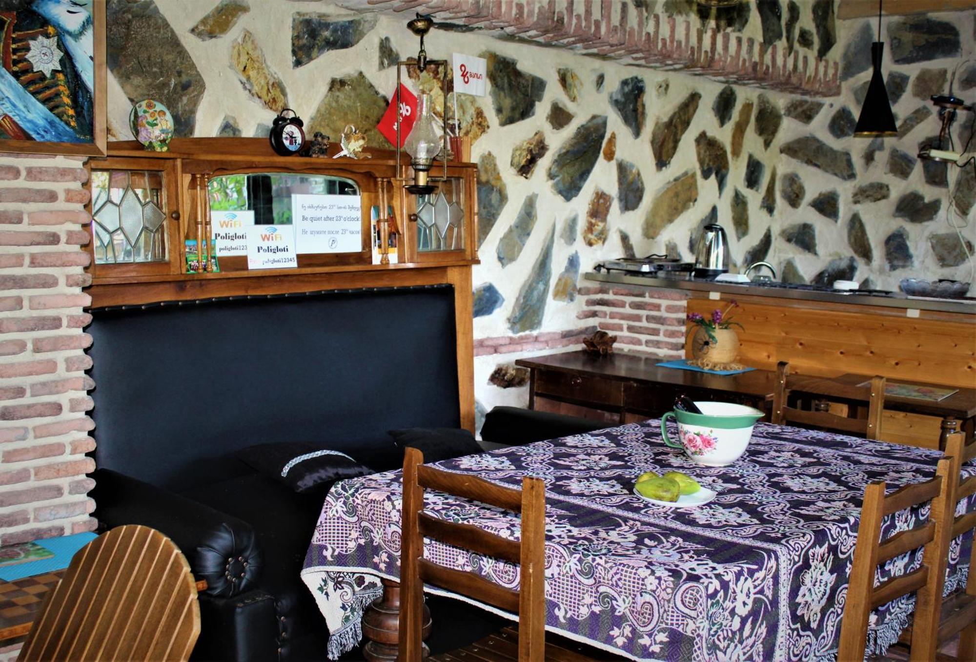 Guest House Poligloti Telavi Ngoại thất bức ảnh