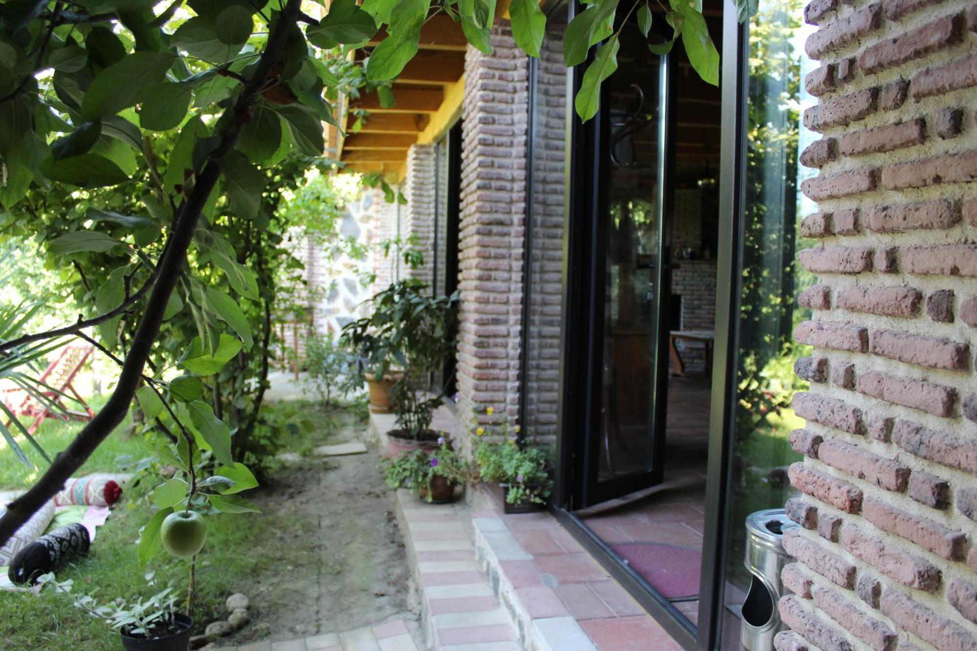 Guest House Poligloti Telavi Ngoại thất bức ảnh