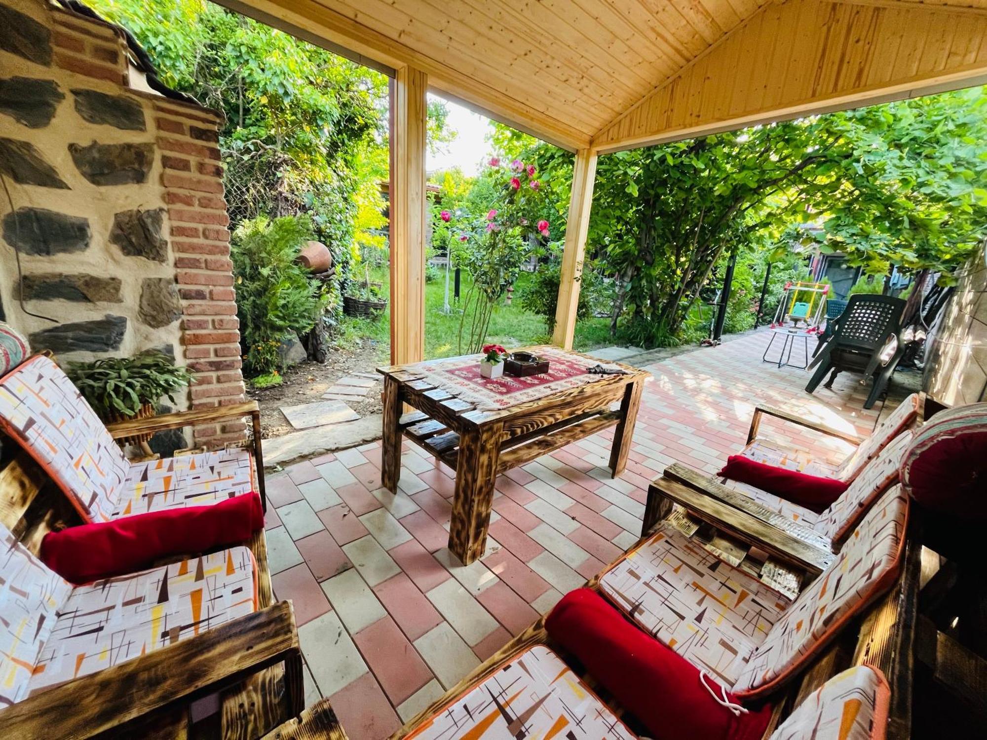 Guest House Poligloti Telavi Ngoại thất bức ảnh