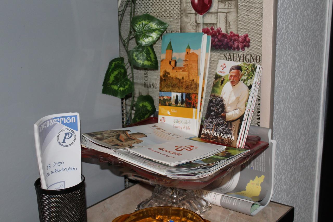Guest House Poligloti Telavi Ngoại thất bức ảnh