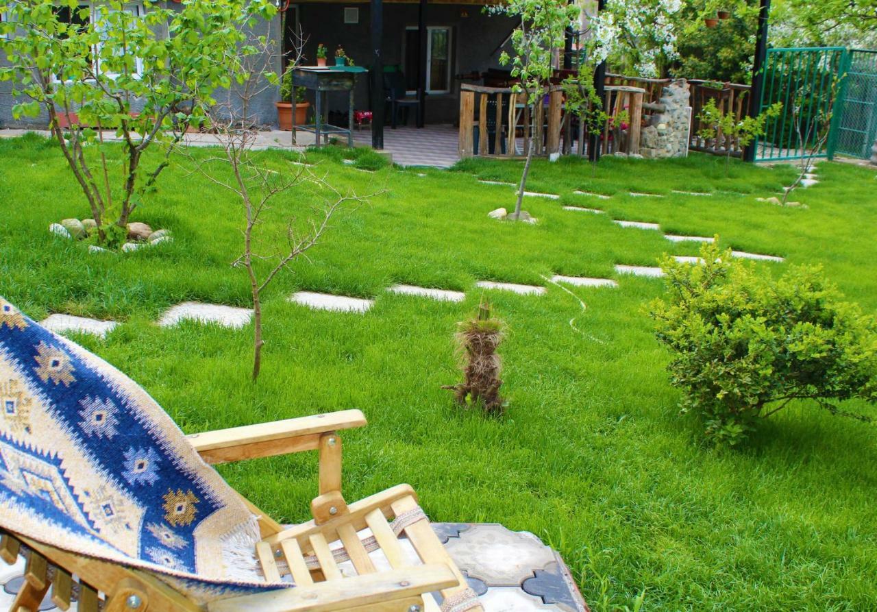 Guest House Poligloti Telavi Ngoại thất bức ảnh