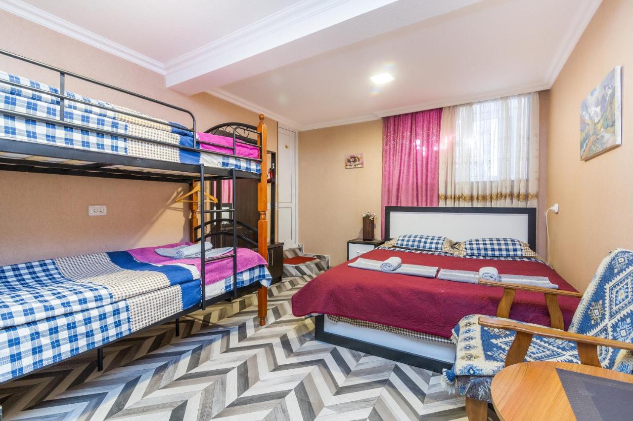 Guest House Poligloti Telavi Ngoại thất bức ảnh