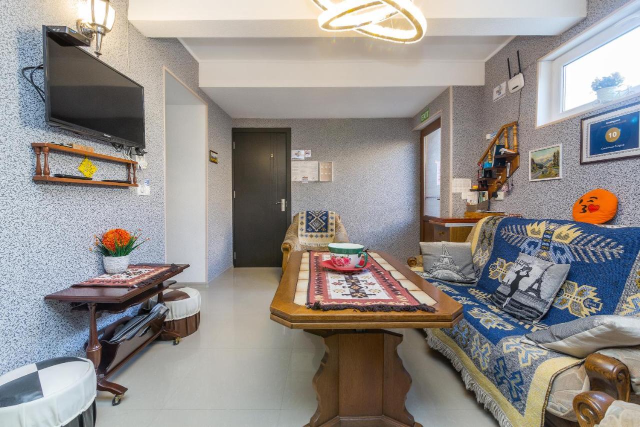 Guest House Poligloti Telavi Ngoại thất bức ảnh